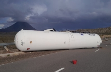 Corte preventivo de la Ruta Nacional 40 por el vuelco de un camión cisterna en Malargüe